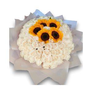 El hermoso ramo cuenta con rosas y 5 girasoles en el centro, envuelto en papel de un tono pastel, puedes acompañarlo con globos para decorar.