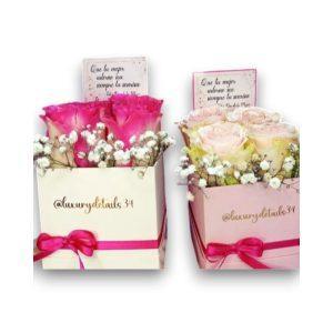 Una caja como base con una lazo decorativo y cuatro rosas, podrá incluir una tarjeta dedicatoria.