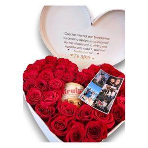 Es una caja decorada en forma de corazón de rosas rojas en el centro una lata de pirulín de 175gr. En la tapa podrás incluir un mensaje expresando tu amor o cariño.