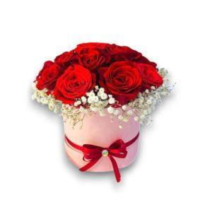 Es un ramo con una base premium con un lazo decorativo y 10 rosas rojas.