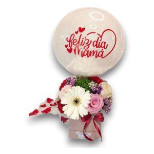 Ramillete de flores con rosas, gerberas y otras flores de temporada con una base decorativa de lujo y cinta.