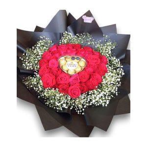 Ramo de 30 rosas en el centro lleva una caja de chocolates de ferrero rocher envuelto en papel decorativo y flores para darle un toque elegante.