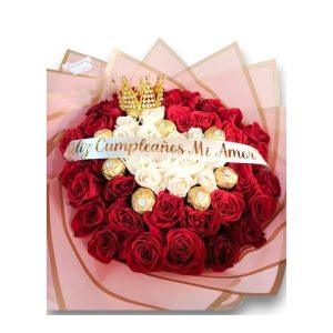 Arreglo floral con rosas rojas y blancas intercaladas con chocolates ferrero rocher envuelta en papel en tonos pastel y dorado.
