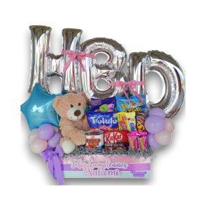Perfecto para festejar cumpleaños, la caja contiene una base decorada, incluye un oso de peluche, dulces y globos para decorar.