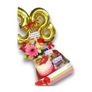 Es ideal para cualquier celebración, una caja decorada con flores, mini pastel y globos.