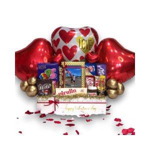 Hermoso arreglo para demostrar tu amor, contiene un cuadro para una fotografía, globos decorativos y ricos dulces para deleitar.